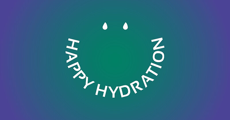 Halbkreisförmiger Schriftzug Happy Hydration, darüber zwei Tropfen. So ergibt sich ein Smiley