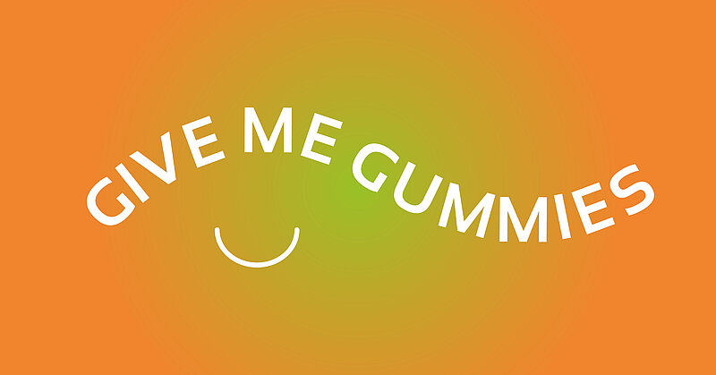 Give me Gummies in geschwungener Linie auf orange-grünem Hintergrund