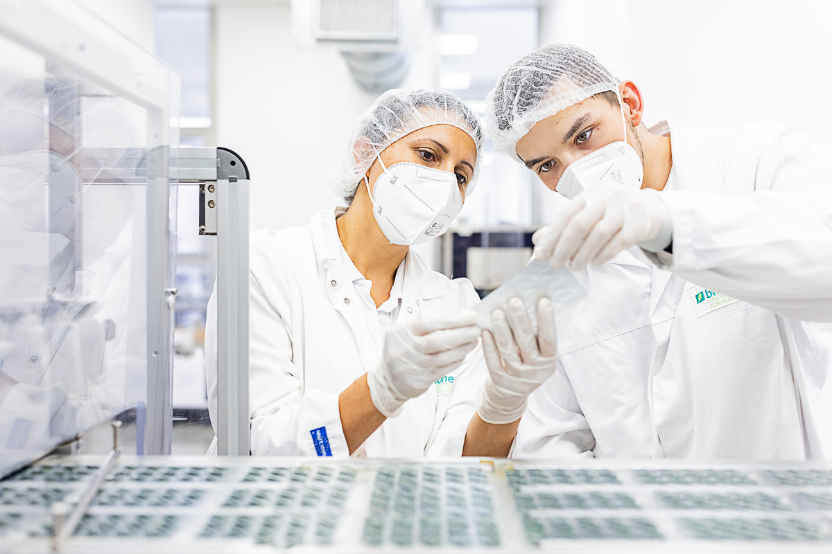 Zwei Produktionsmitarbeiter kontrollieren die Qualität der hergestellten Nahrungsergänzungsmittel