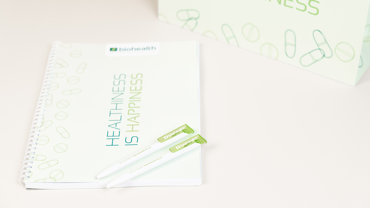 Block und Stift im Biohealth Design, um Bewerbungen zu symbolisieren