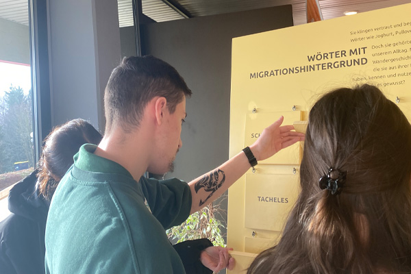 Azubi von Biohealth bei der Ausstellung Youniworth