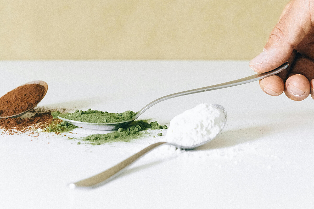 Löffel mit verschiedenen Pulvern