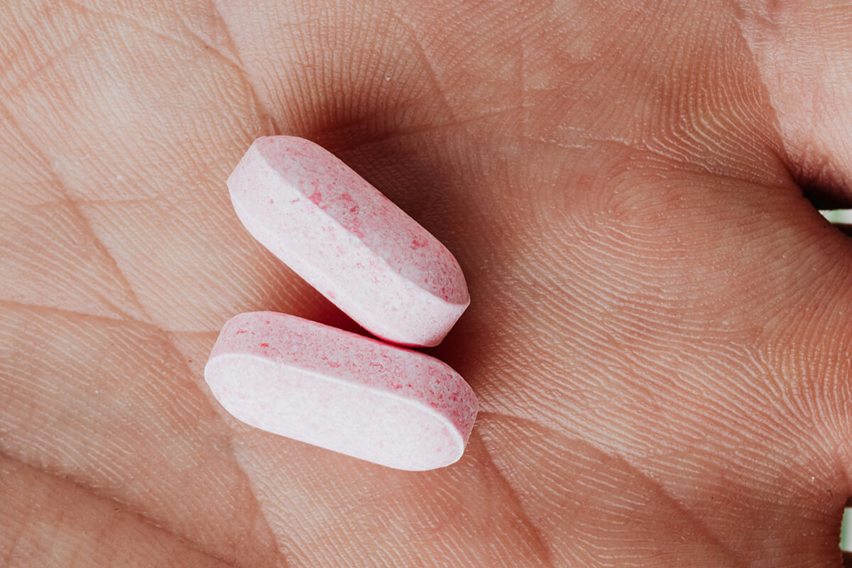 Nahaufnahme von Tabletten in einer Hand