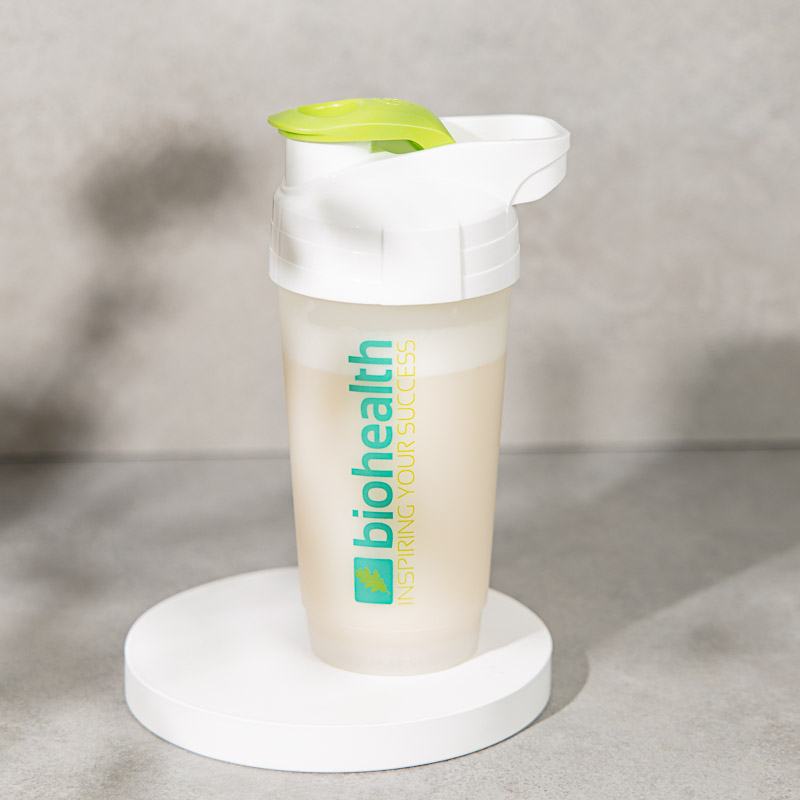 Milchiger Drink in einem Shaker vom Getränkepulver Hersteller Biohealth, darin ein Drink zur Regeneration nach dem Sport