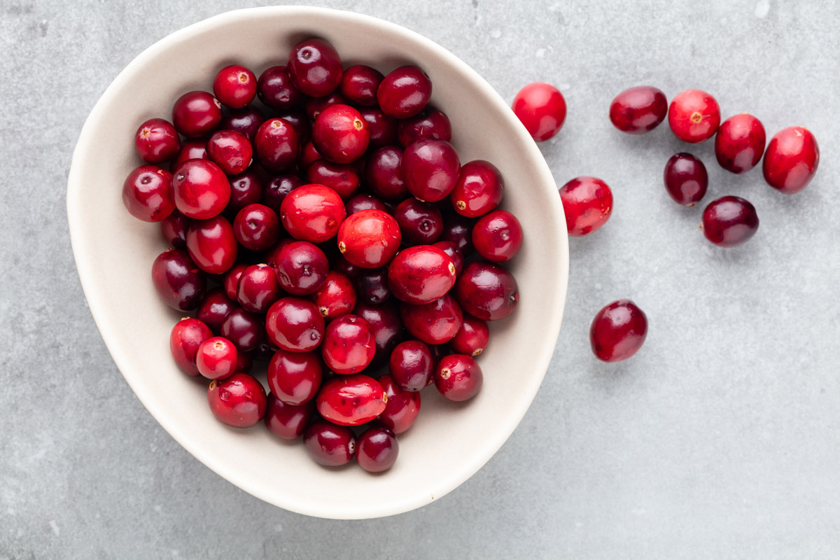 Weiße Schale mit roten Cranberrys