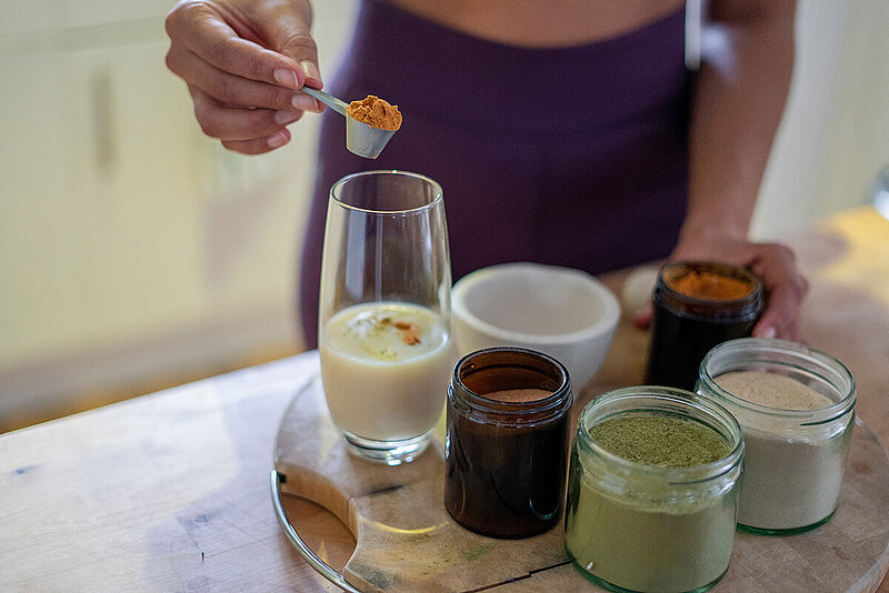 Adaptogene Pulver in verschiedenen Gläsern