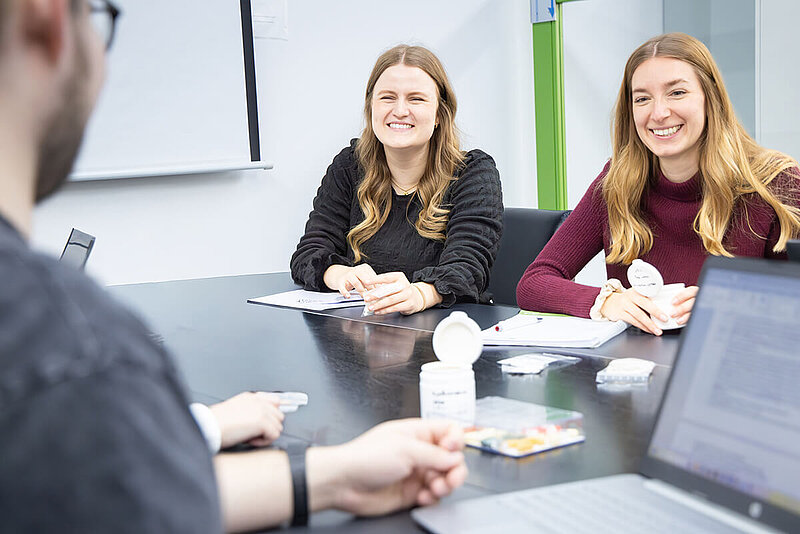 Regulatory Affairs Team im Beratungsgespräch