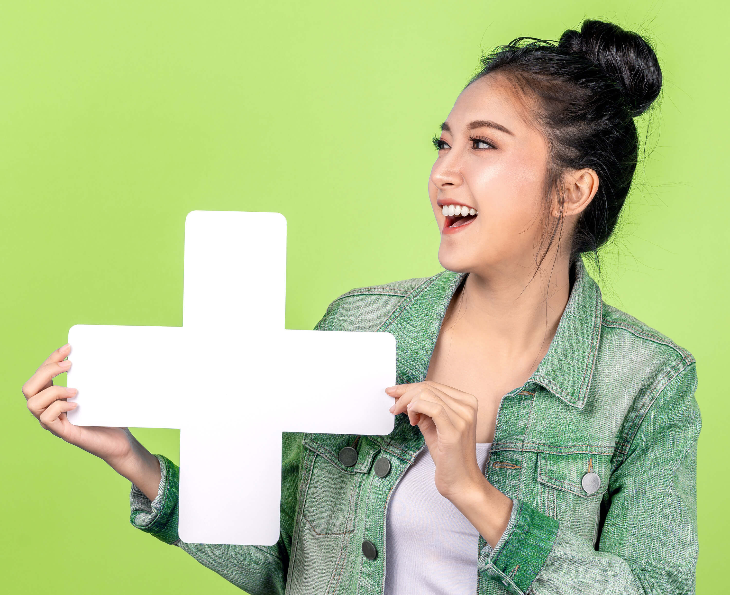 Junge Mitarbeiterin hält ein symbolisches Plus für Benefits bei Biohealth