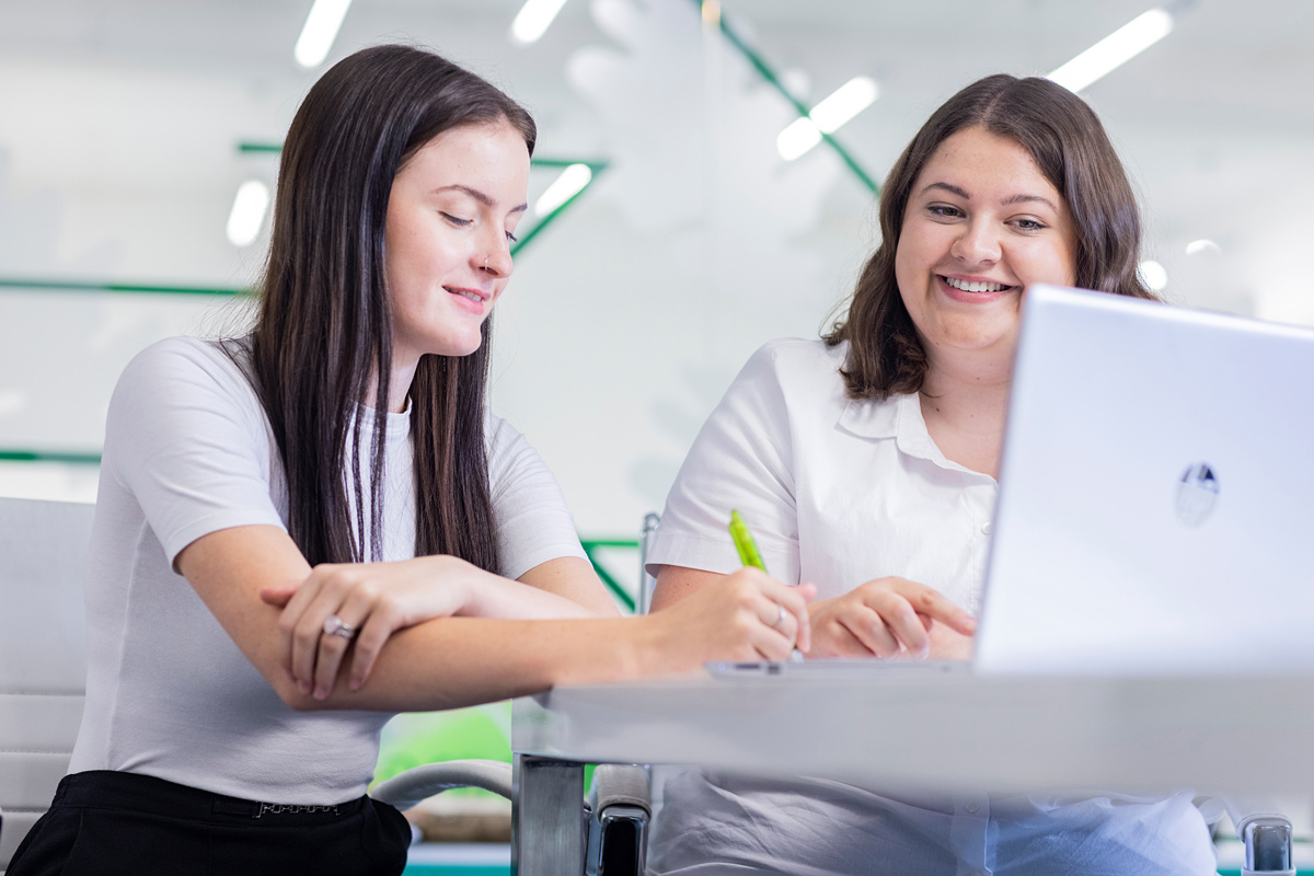 Ausbildung in Münchberg: Ausbilderin lernt mit Auszubildenden